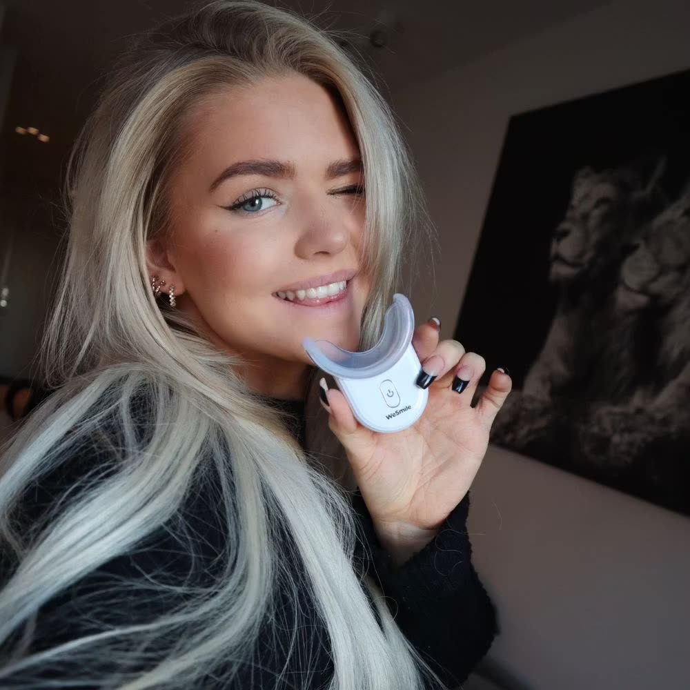 Wilma Tillander, creator, holder LED-boosteren med skinnen