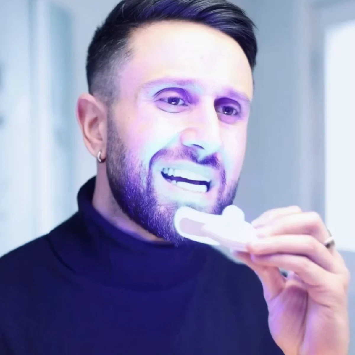 En mand, der bruger LED-skinnen