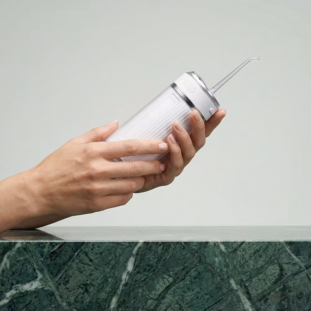 Water Flosser Pro holdt i én hånd