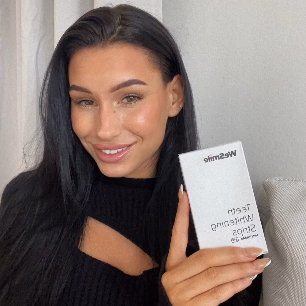 En kvinde holder æsken med strips