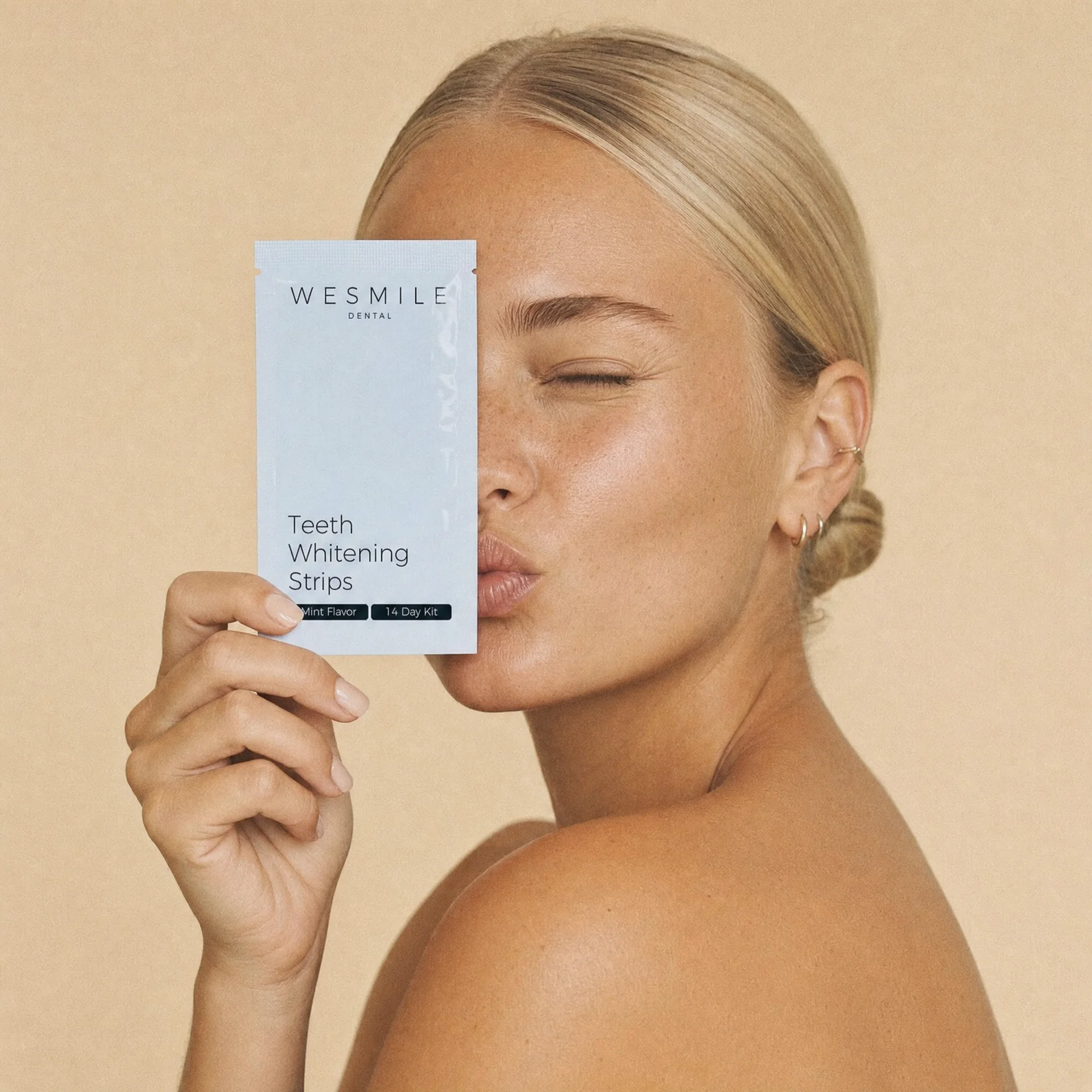 Holder et brev med WeSmile Whitening Strips