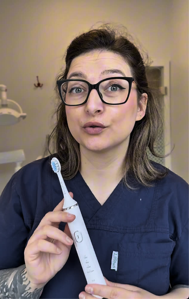 Denisa Romanescu, tandplejer, med WeSmiles soniske tandbørste i sin klinik